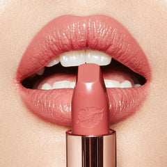 HOT LIPS 2 - IN LOVE WITH OLIVIA